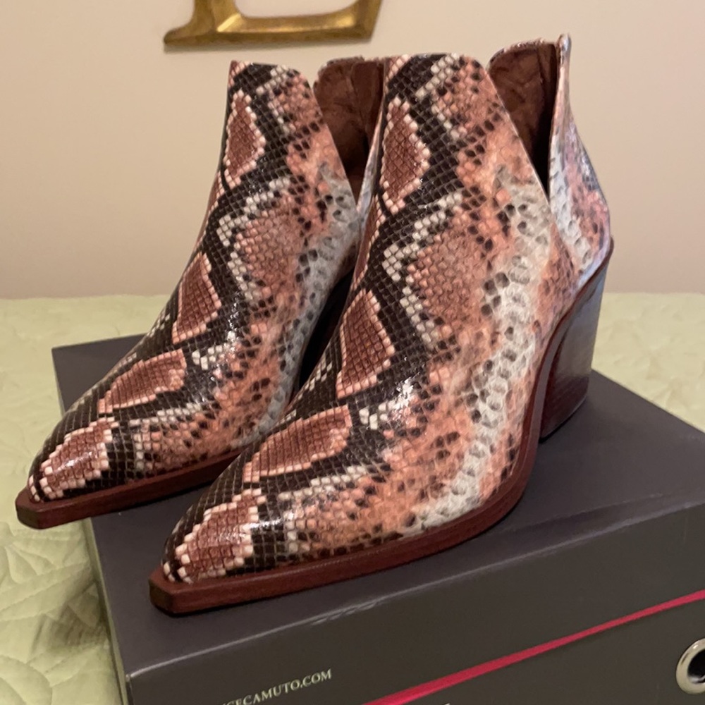 NIB Vince Camuto Bibestie Snakeskin Bootie size 9.5